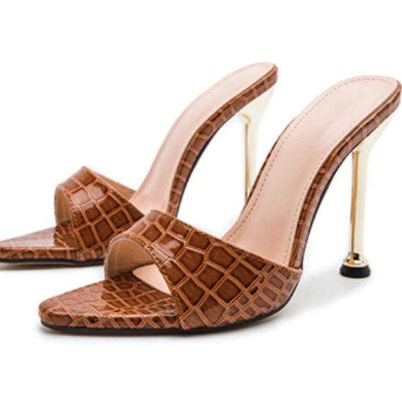 Shoes - Brown Snake Skin Pumps✨